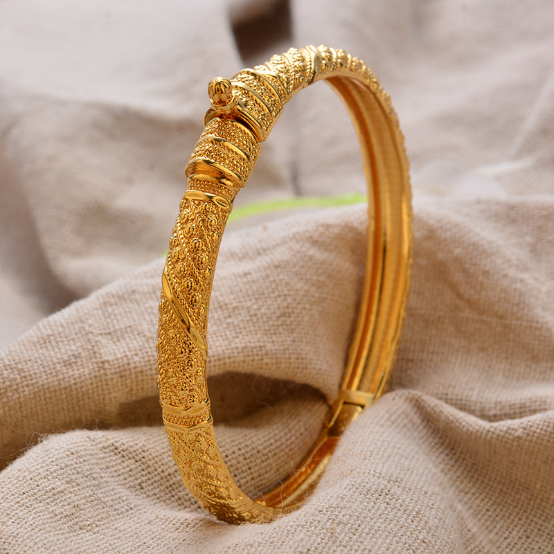 LUXURIOUS BANGLE