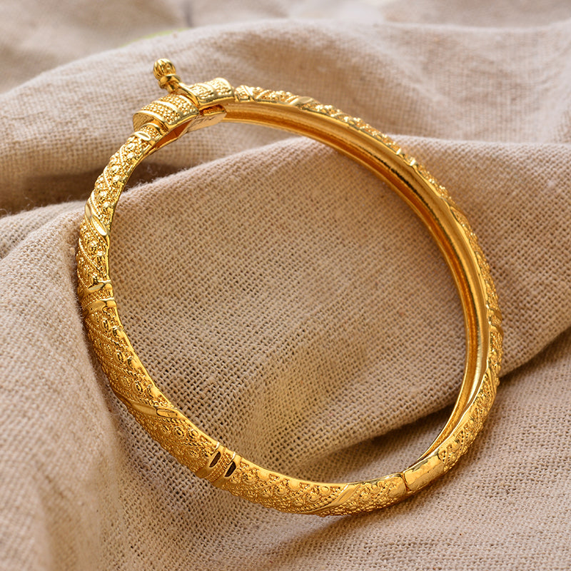 LUXURIOUS BANGLE