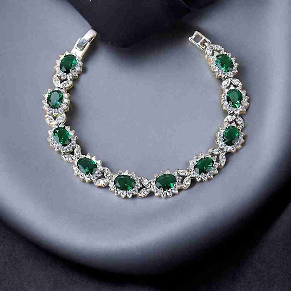 EXQUISITE OVAL GREEN BRACELETE
