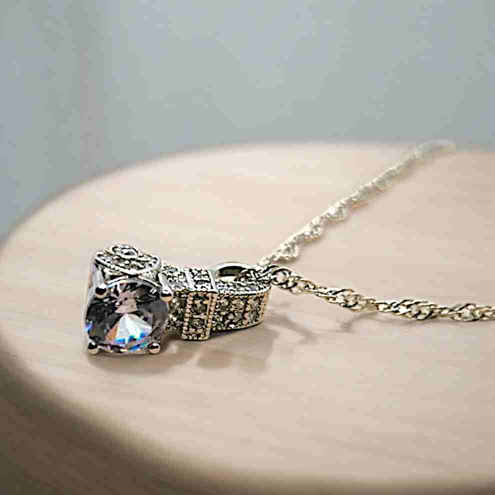 HALO CIRCLE PENDANT (Chain included)