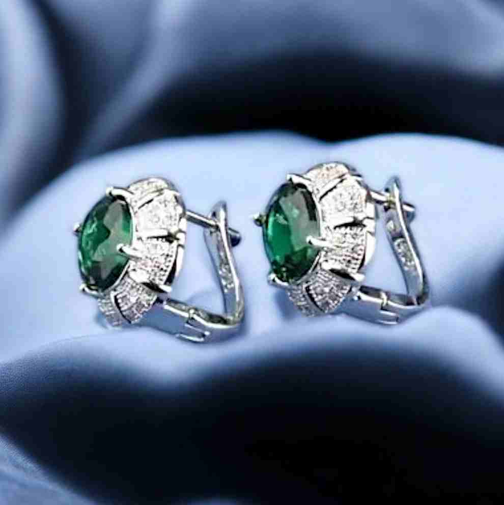 EXQUISITE OVAL GREEN EARRINGS