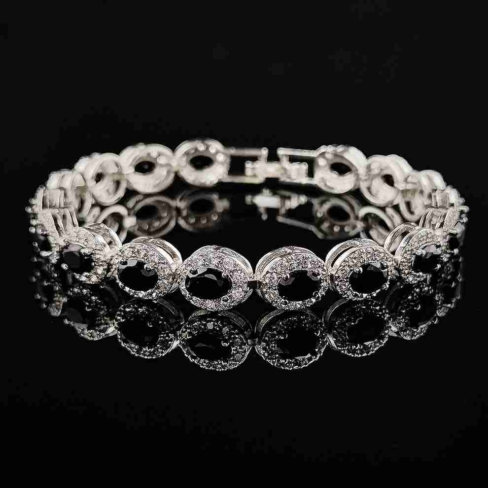 WONDROUS BLACK OVAL BRACELET