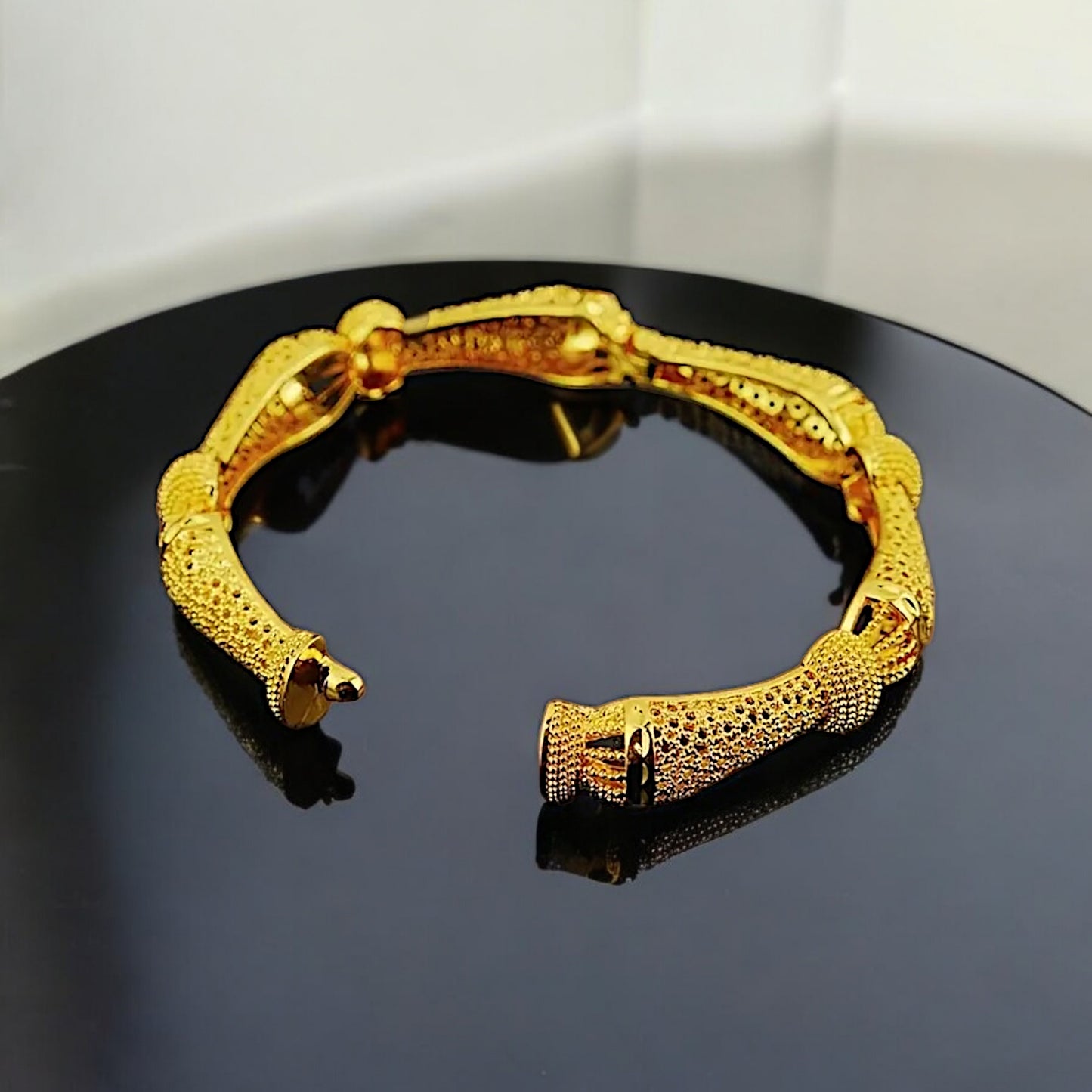 ELEGANT BANGLE