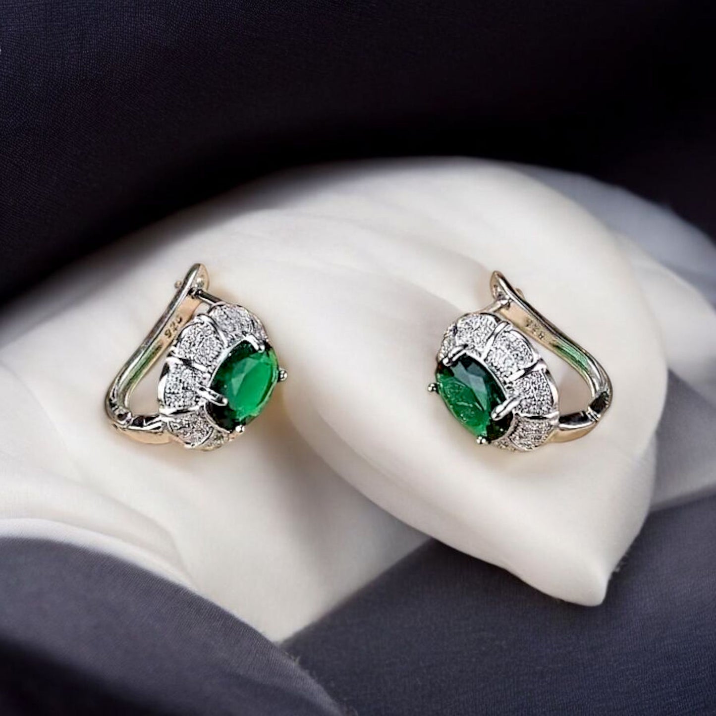 EXQUISITE OVAL GREEN EARRINGS