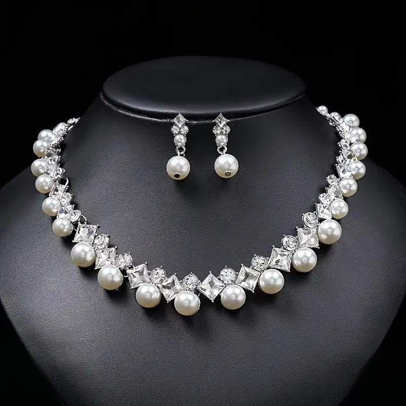 CLASSIC PEARL NECKLACE