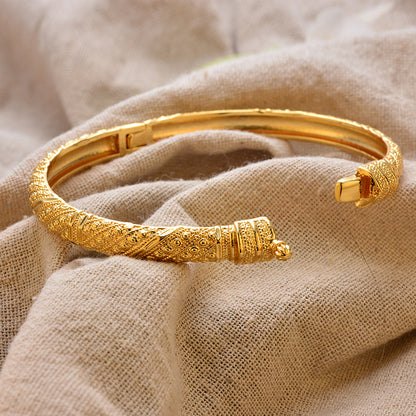 LUXURIOUS BANGLE