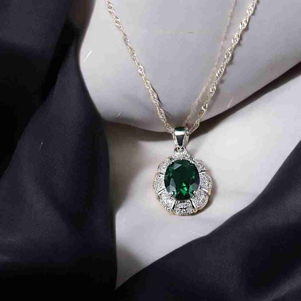 EXQUISITE OVAL GREEN PENDANT (Chain included)
