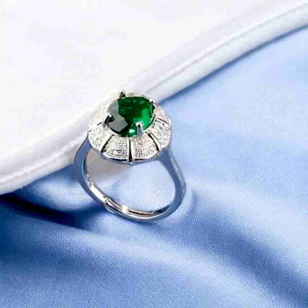 EXQUISITE OVAL GREEN RING