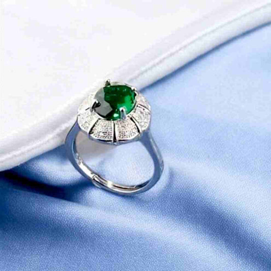 EXQUISITE OVAL GREEN RING