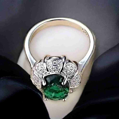 EXQUISITE OVAL GREEN RING