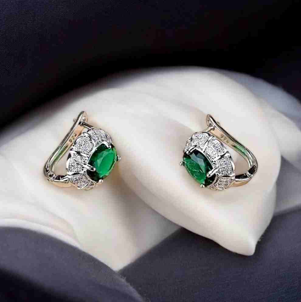EXQUISITE OVAL GREEN EARRINGS