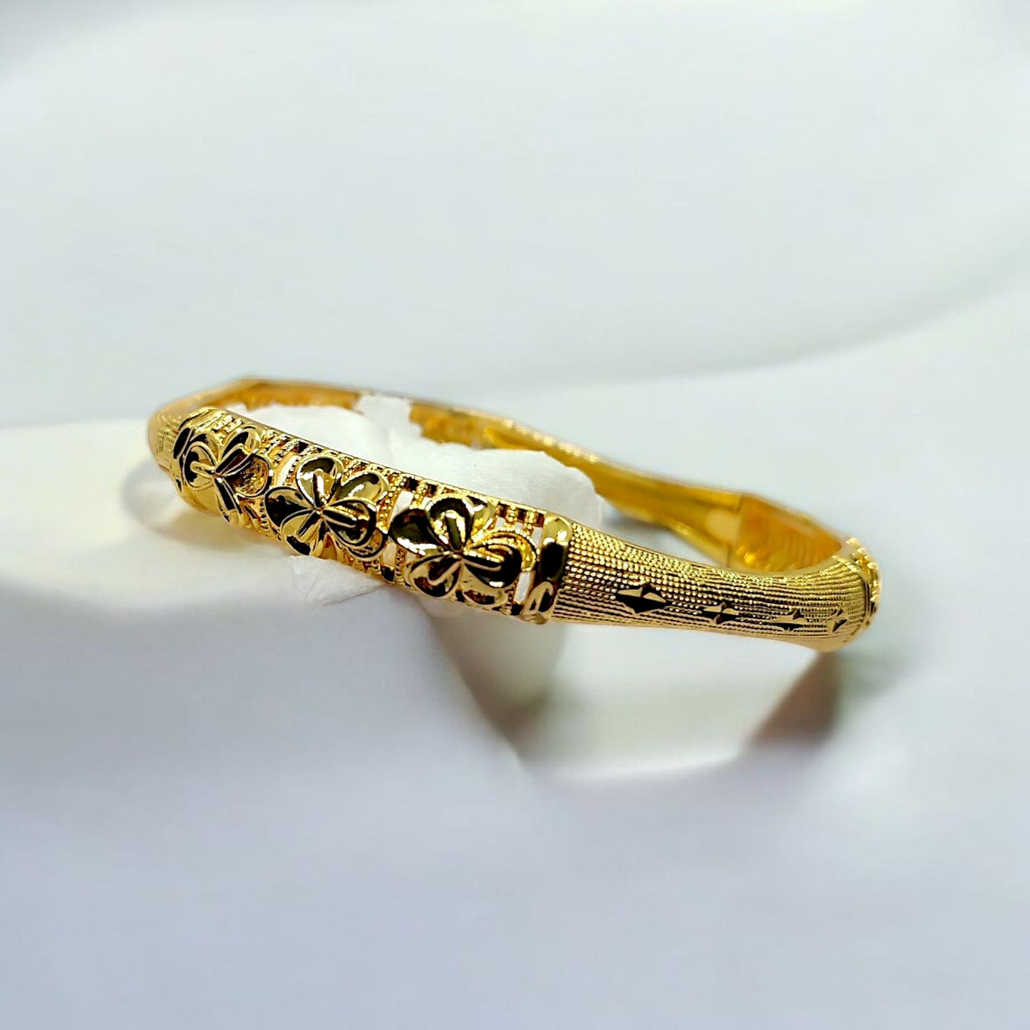 WONDROUS BANGLE