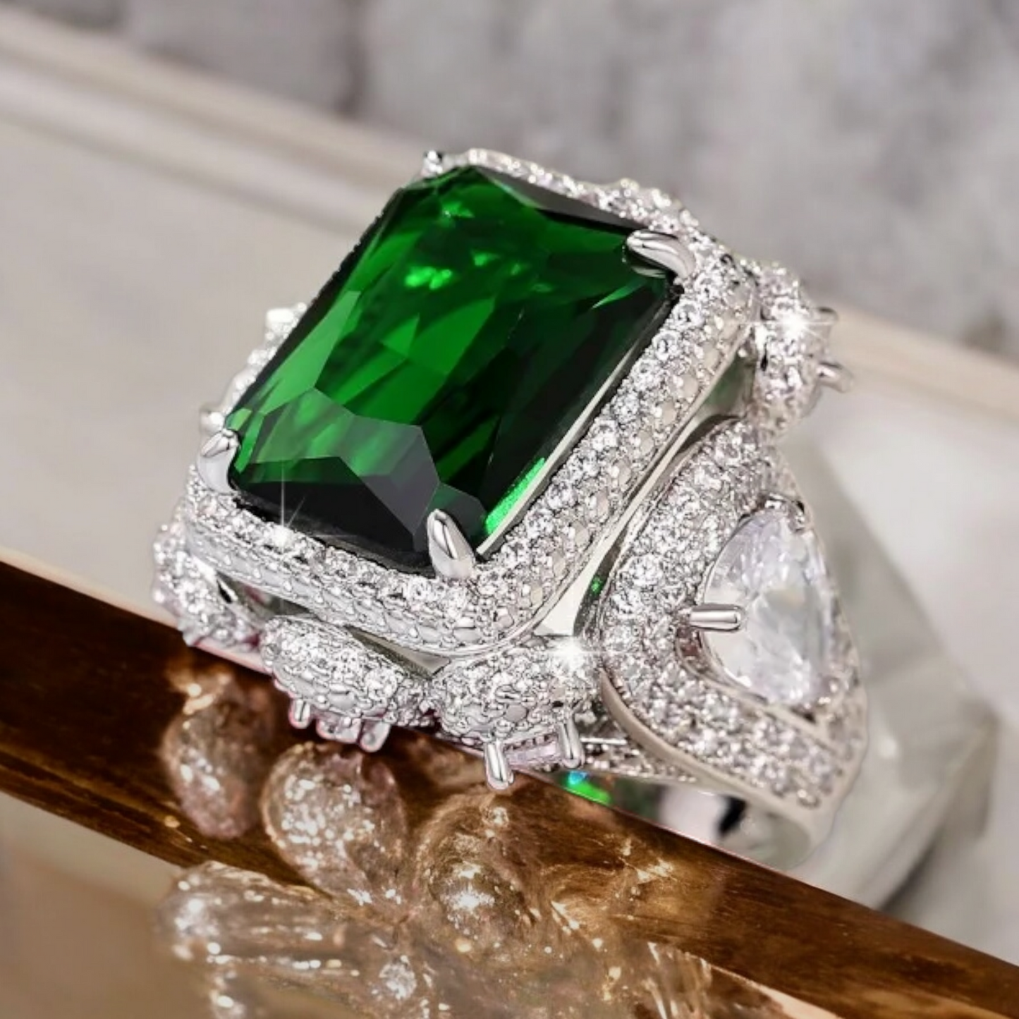 LUXURY EMERALD GREEN CUBIC ZIRCONIA RING